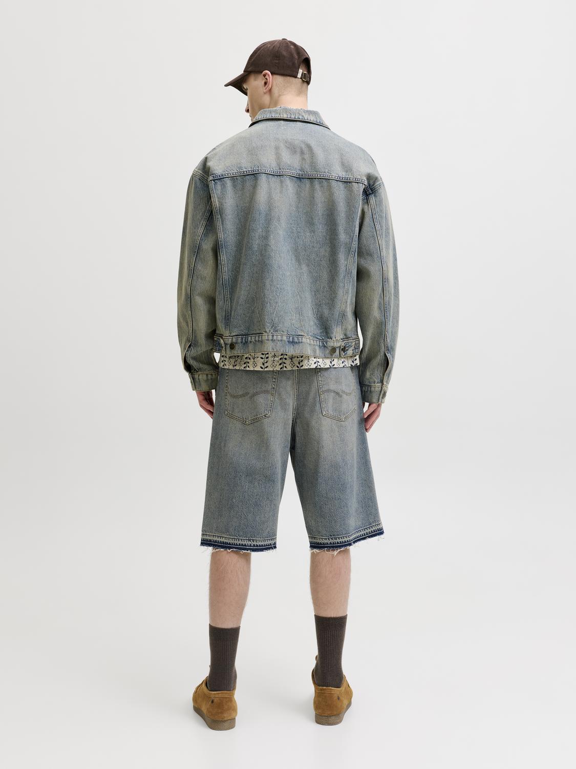 model_shot-back